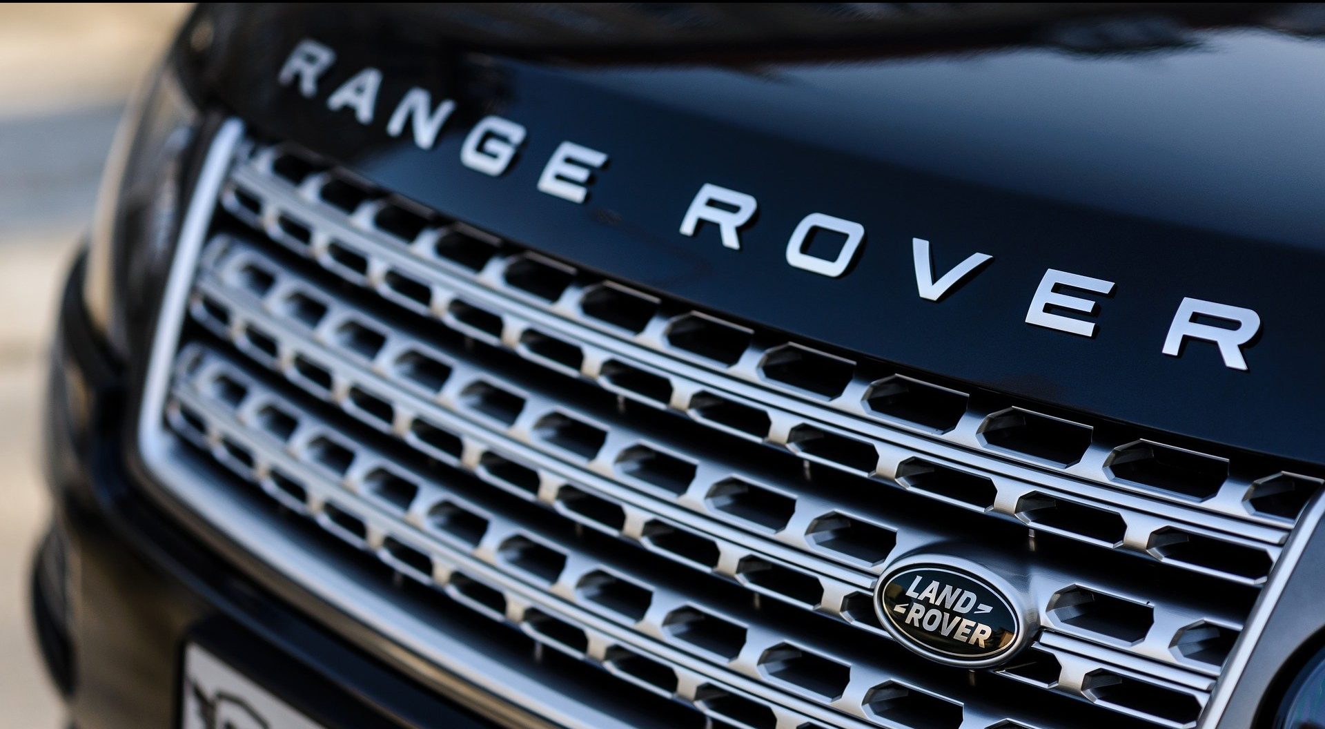 You are currently viewing Range Rover Ramps up the Ante with Big Price Cuts and Huge Deals